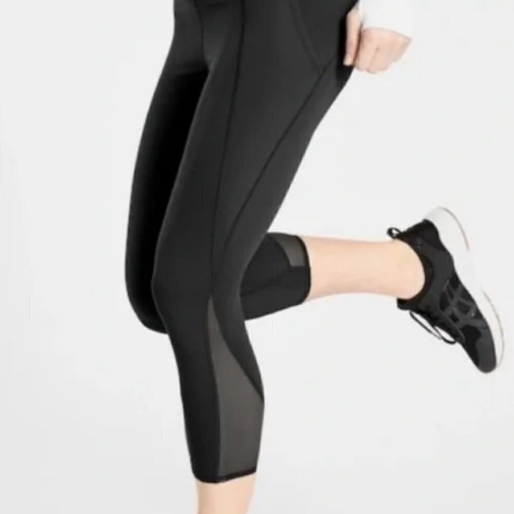 ATHLETA Lightening Stash Pocket Legging Capri in Black, Size XS